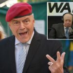 Curtis Sliwa de jaqueta vermelha e boina, usando fones de ouvido e falando ao microfone, com um