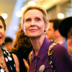 Cynthia Nixon é a manchete do comício 'Gays por Zohran' enquanto Mamdani se reúne com oficial de Uganda por trás da lei para prender gays pelo resto da vida