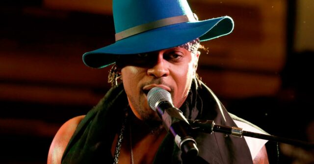 D'Angelo, vocalista vencedor do Grammy cujo 'Brownish Sugar' introduziu o movimento neo-soul, falece aos 51 anos 

