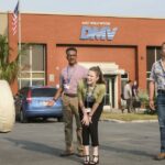 'DMV' leva uma comédia positiva direto ao local de trabalho mais temido de Los Angeles
