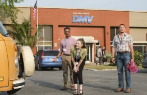 ‘DMV’ leva uma comédia positiva direto ao local de trabalho mais temido de Los Angeles 'DMV' leva uma comédia positiva direto ao local de trabalho mais temido de Los Angeles