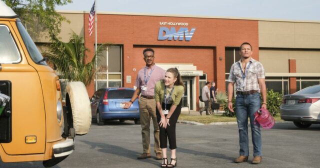 'DMV' leva uma comédia positiva direto ao local de trabalho mais temido de Los Angeles 

