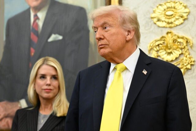 DOJ de Pam Bondi mantém júris agravantes 

