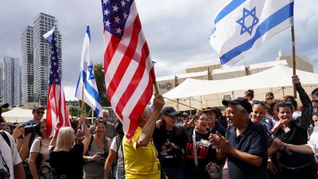 Da tristeza à gratidão: Trump elogiado enquanto os israelenses celebram o acordo de reféns do Hamas em Tel Aviv

