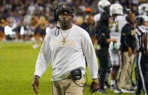 Deion Sanders diz que tem mais coágulos sanguíneos na perna após a perda do Colorado: ‘machucando como loucura’ Deion Sanders disse que após a derrota de 35 a 21 do Colorado para a TCU que ele acredita ter mais entupimentos de sangue na perna.