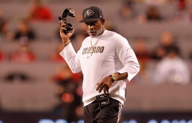 Deion Sanders envia mensagem sólida aos atletas do Colorado antes Colorado Buffaloes football head coach Deion Sanders.
