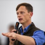 Democrata lidera republicano para governador no estado Trump venceu três vezes – pesquisa