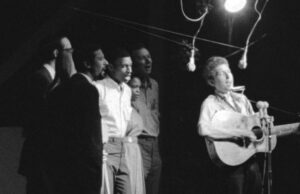 Depoimento de ‘Newport & the Great Individual Desire’: Um docudrama arrebatador revela por que o evento individual de Newport também era elétrico quando era acústico Depoimento de 'Newport & the Great Individual Desire': Um docudrama arrebatador revela por que o evento individual de Newport também era elétrico quando era acústico