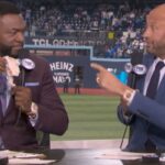 Derek Jeter e Bernie Williams comemorando um home run com um soco.