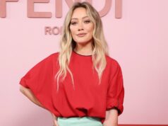 A bolsa acolchoada de Hilary Duff está na moda – copie o visual do designer PARIS, FRANÇA - 10 DE NOVEMBRO: Diane Batoukina usa óculos escuros pretos, um pulôver de gola alta com nervuras de lã vermelha, uma bolsa de couro preta brilhante da Chanel, calças jeans azuis desbotadas de pernas largas, sapatos de salto agulha de couro envernizado vermelho brilhante, durante uma sessão de fotos de moda de estilo de rua, em 10 de novembro de 2022 em Paris, França. (Foto de Edward Berthelot/Getty Images)