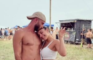 Desconforto após a sobrevivência: Roei Shalev, sobrevivente do Nova Celebration, tira a própria vida 2 anos após o banho de sangue Roei Shalev, sobrevivente do massacre de 7 de outubro, posa com uma camiseta do Nova Music Festival (crédito: Cortesia da Mediacentral)