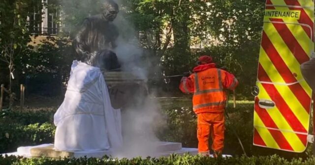 Diplomatas indianos condenam o vandalismo 'vergonhoso' da estátua de Gandhi

