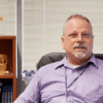 Uma mensagem de uma conta do Grindr que um ex-aluno disse aos investigadores do distrito escolar que ele acreditava pertencer a Jonathan M. Fey. Fey disse que sua identidade foi roubada e nega ser o dono da conta. As mensagens que o aluno atribuiu a Fey aparecem em azul.