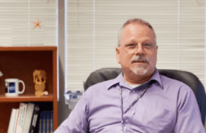 Diretor de East Bay renuncia após investigador descobrir que aplicativo Grindr foi usado para fazer sexo com estudante Uma mensagem de uma conta do Grindr que um ex-aluno disse aos investigadores do distrito escolar que ele acreditava pertencer a Jonathan M. Fey. Fey disse que sua identidade foi roubada e nega ser o dono da conta. As mensagens que o aluno atribuiu a Fey aparecem em azul.