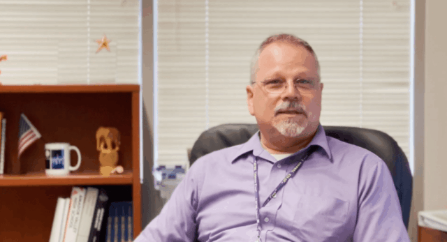 Diretor de East Bay renuncia após investigador descobrir que aplicativo Uma mensagem de uma conta do Grindr que um ex-aluno disse aos investigadores do distrito escolar que ele acreditava pertencer a Jonathan M. Fey. Fey disse que sua identidade foi roubada e nega ser o dono da conta. As mensagens que o aluno atribuiu a Fey aparecem em azul.