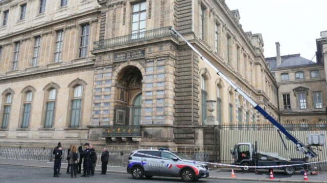 Diretor do Louvre questionado sobre falhas espetaculares de segurança, incluindo câmera apontada para longe da varanda principal

