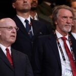 Sir Jim Ratcliffe, Omar Berrada e Avram Glazer na final da Liga Europa com o Manchester United.