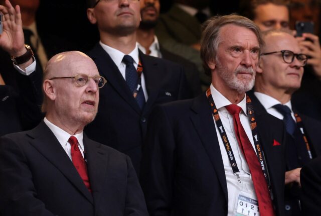 Sir Jim Ratcliffe, Omar Berrada e Avram Glazer na final da Liga Europa com o Manchester United.