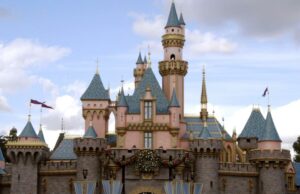 Disneyland Hotel desiste de 100 pessoas em Anaheim Disneyland Hotel desiste de 100 pessoas em Anaheim