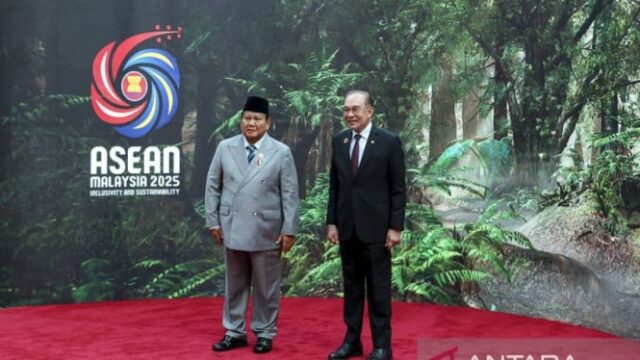 Dizendo o nome do atual presidente indonésio Jokowi na Cúpula Dizendo o nome do atual presidente indonésio Jokowi na Cúpula da ASEAN, a Rádio do Governo da Malásia pede desculpas