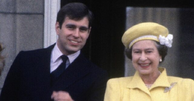 ARQUIVO - O príncipe Andrew da Grã-Bretanha deixa o hospital King Edward VII em Londres depois de visitar seu pai, o príncipe Philip, em 6 de junho de 2012. (AP Photo / Sang Tan, File)