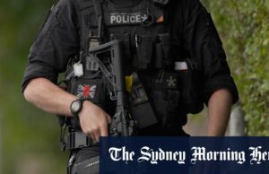 Dois detidos na sonda terrorista de Manchester, enquanto os líderes do Reino Unido prometem proteger os judeus Screengrabs de um vídeo postado nas mídias sociais parecem mostrar o momento em que a polícia filmou o suposto atacante.