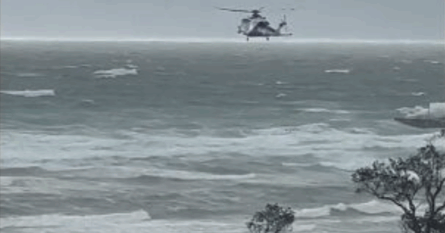 Dois homens foram encontrados inconscientes nas águas de Frankston Beach esta tarde. A dupla não pôde ser revivida.