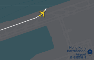 Dois mortos após avião de carga derrapar da pista e cair no mar ao pousar em Hong Kong Dois mortos após avião de carga derrapar da pista e cair no mar ao pousar em Hong Kong