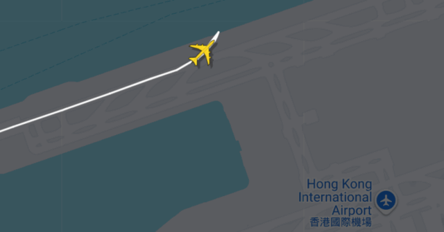 Dois mortos após avião de carga derrapar da pista e cair no mar ao pousar em Hong Kong

