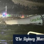 O Boeing 747 de 32 anos ficou parcialmente submerso perto da pista.
