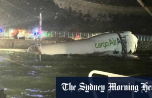 Dois mortos após avião de carga derrapar da pista em Hong Kong O Boeing 747 de 32 anos ficou parcialmente submerso perto da pista.