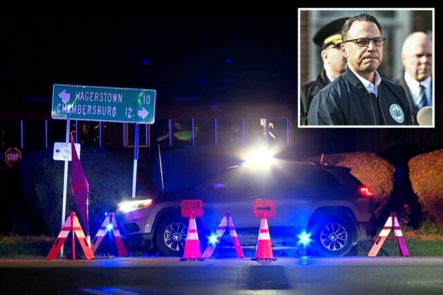 Um veículo da polícia com luzes piscando na cena do crime à noite.