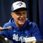 O técnico do banco dos Blue Jays, Don Mattlingly, fala com a mídia reunida em 23 de outubro de 2025 em Toronto, em preparação para o Jogo 1 da World Series, que começa sexta-feira.