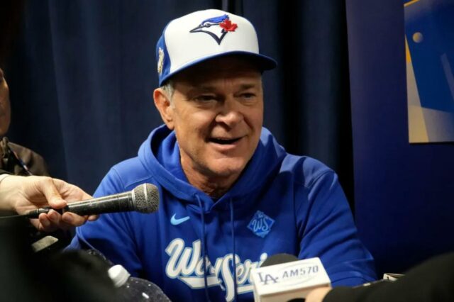 O técnico do banco dos Blue Jays, Don Mattlingly, fala com a mídia reunida em 23 de outubro de 2025 em Toronto, em preparação para o Jogo 1 da World Series, que começa sexta-feira.