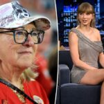 Donna Kelce representam futura nora Taylor Swift com seu chapéu no jogo do Chiefs