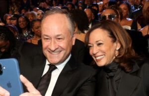 Doug Emhoff participa do protesto ‘No Kings’ em Santa Monica Doug Emhoff participa do protesto 'No Kings' em Santa Monica