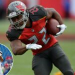 Doug Martin correndo com a bola de futebol.