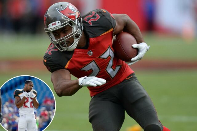 Doug Martin correndo com a bola de futebol.