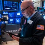 Dow Jones sobe, Nasdaq cai enquanto Trump aumenta estresse na China