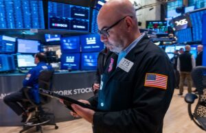 Dow Jones sobe, Nasdaq cai enquanto Trump aumenta estresse na China Dow Jones sobe, Nasdaq cai enquanto Trump aumenta estresse na China