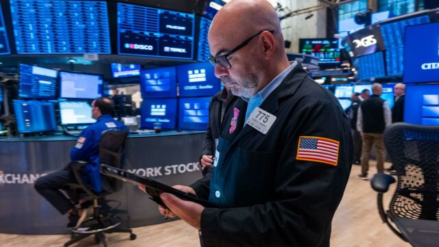 Dow Jones sobe, Nasdaq cai enquanto Trump aumenta estresse na China 

