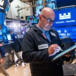 Dow salta quase 600 pontos depois que Trump suaviza pressão sobre a China