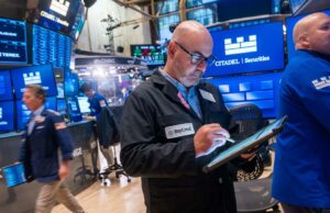 Dow salta quase 600 pontos depois que Trump suaviza pressão sobre a China Dow salta quase 600 pontos depois que Trump suaviza pressão sobre a China