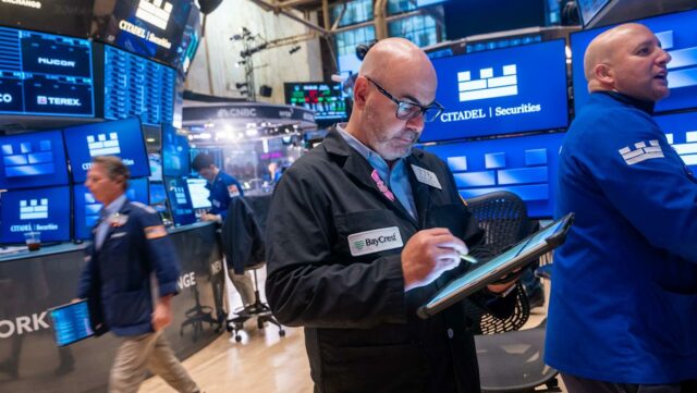 Dow salta quase 600 pontos depois que Trump suaviza pressão sobre a China 

