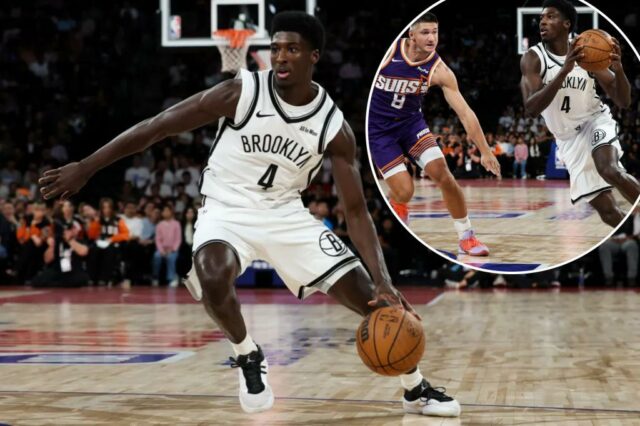Drake Powell dribla a bola durante a vitória do Nets na pré-temporada sobre o Suns durante os NBA China Games 2025 em 12 de outubro de 2025.