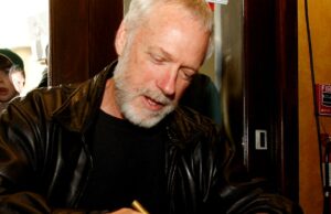 Drew Struzan, músico que desenvolveu cartazes de filmes renomados para Spielberg, Lucas e Del Toro, falece aos 78 anos Drew Struzan, músico que desenvolveu cartazes de filmes renomados para Spielberg, Lucas e Del Toro, falece aos 78 anos