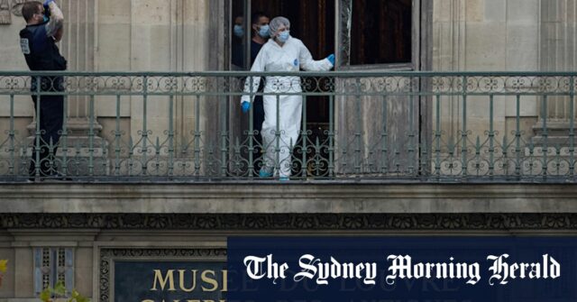 Duas prisões em caso de roubo de joias do Louvre Peritos forenses no local.