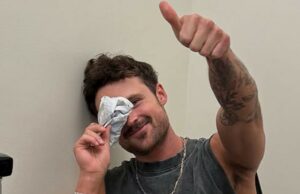 Dylan Efron quebra o nariz durante a sessão prática de ‘Dancing with Destiny’ Dylan Efron compartilhou uma atualização com seus seguidores em uma história no Instagram depois que ele voltou aos ensaios.