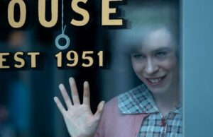 É IT: Invitation to Derry baseado na publicação de Stephen Kings? Algumas crianças andam de bicicleta por uma grande estrada de uma cidade pequena.