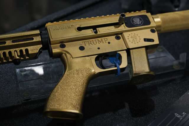 ARQUIVO- Silenciadores de armas estão em exibição no estande da Sig Sauer na Feira de Tiro, Caça e Atividades ao Ar Livre em Las Vegas, 19 de janeiro de 2016. (AP Photo/John Locher, Arquivo)